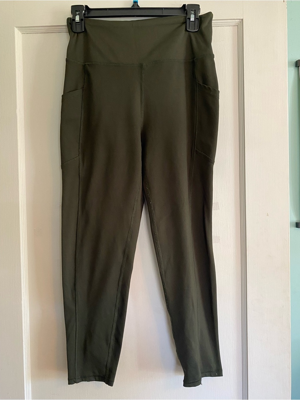 High-Waist Olive Green Active Leggings with Side Pockets